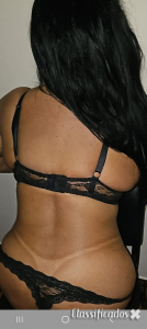 Mulher altamente conceituada com excelentes críticas