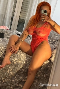 Ruiva sexy bronzeada tatuada