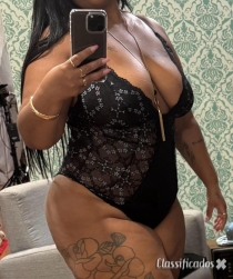 Morena deliciosa e cheia de curvas