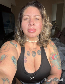Tatuada desinibida sem preconceitos