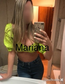 Alta modelo olhos azuis