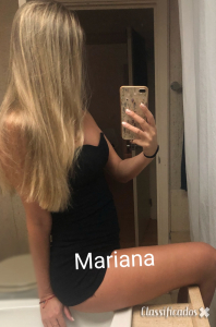 Alta modelo olhos azuis