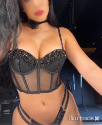 Morena do corpo atraente